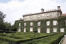 Jardines formales del Pazo de Castrelos con la fachada lateral cubierta de hiedra
