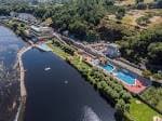 Vista aérea de las piscinas exteriores y zonas verdes del Club Fluvial de Lugo