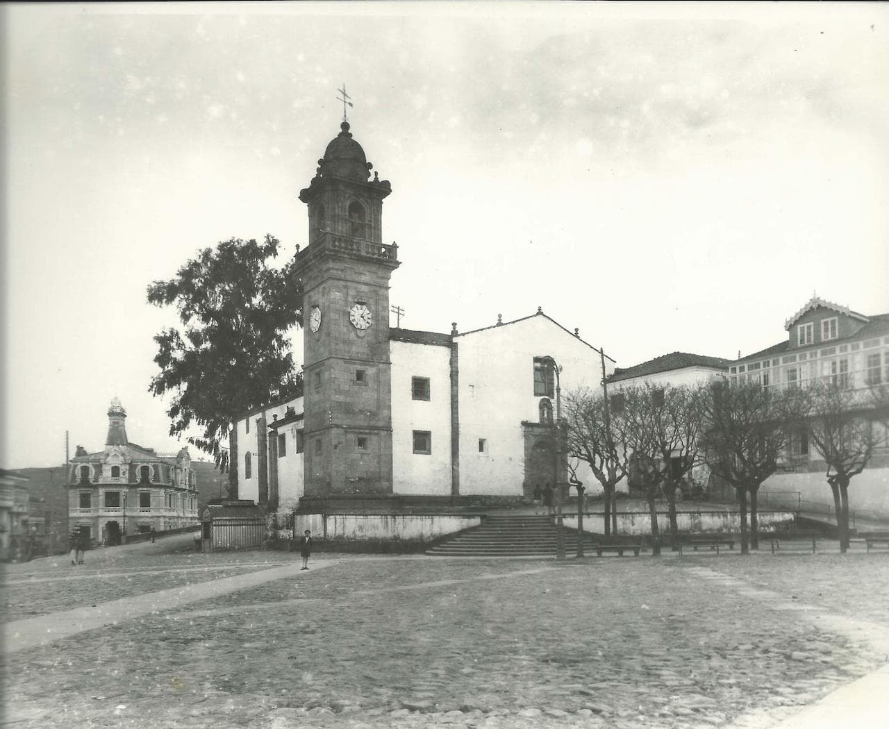 Vista exterior histórica de la Iglesia de Santo Domingo y su atrio