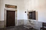 Pasillo interior o claustro del convento con puerta de madera y torno