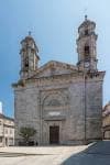 Vista frontal de la Concatedral de Santa María de Vigo bajo un cielo azul