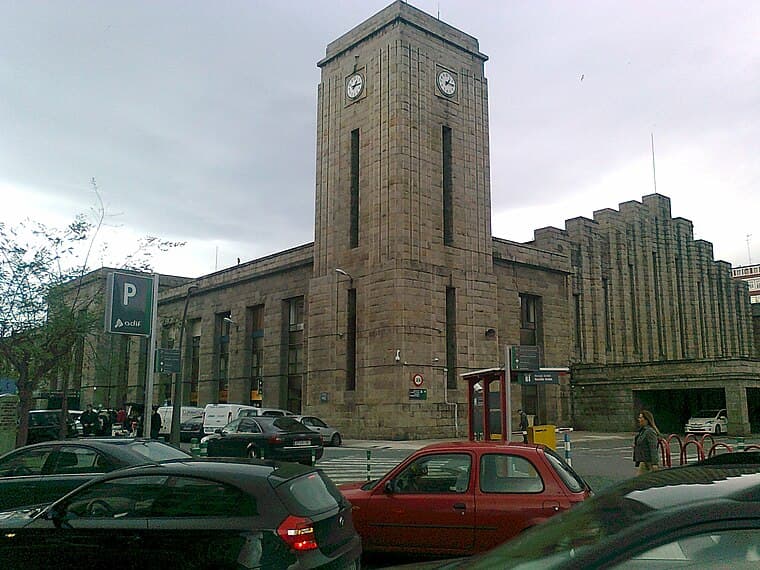 Edificio principal con torre del reloj en la Praza de San Rosendo, A Coruña
