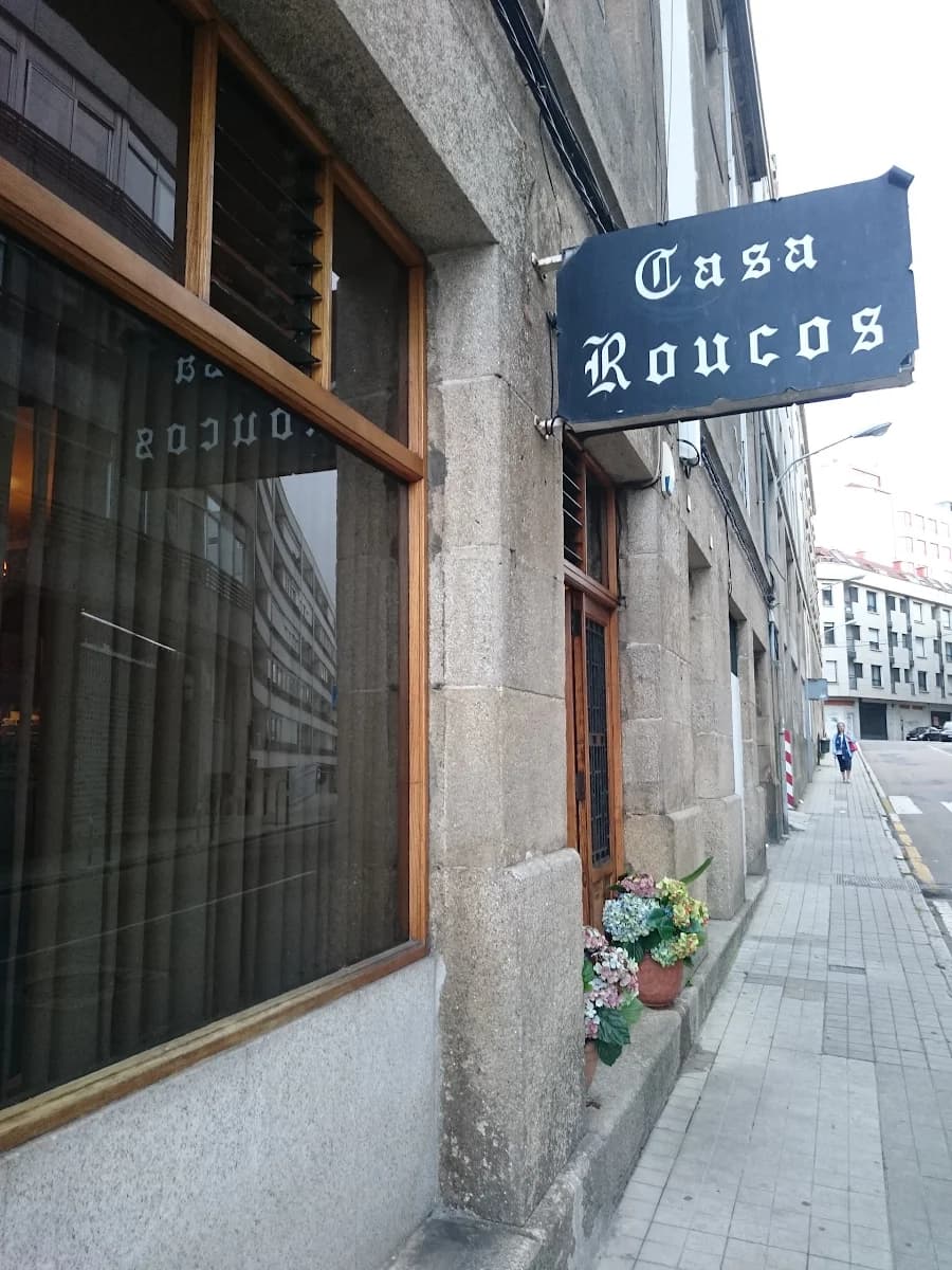Fachada exterior de Casa Roucos con su letrero en la calle de Vigo