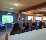 Sala de presentaciones en la Oficina Municipal de Información al Consumidor con público