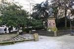 Vista general de los Jardines Padre Feijóo con la estatua y vegetación