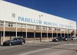 Vista frontal del Pabellón Municipal de Deportes de Pontevedra con coches aparcados