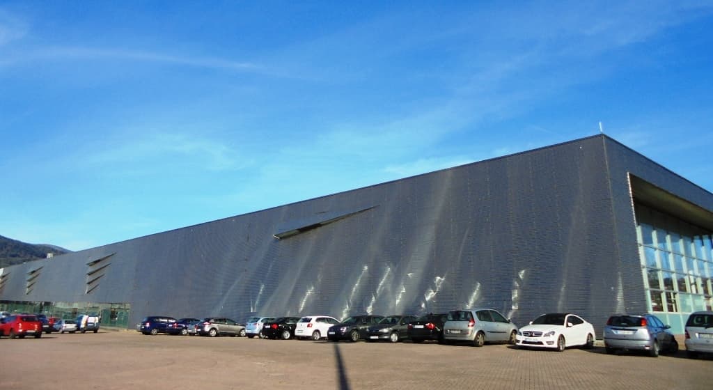 Vista exterior del Recinto Ferial de Pontevedra con zona de aparcamiento