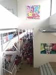 Interior de un pasillo o área común con estudiantes en el Colegio Manuel Peleteiro
