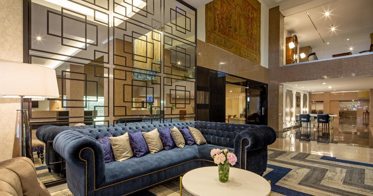 Amplio salón de estar del hotel con sofás azules y decoración moderna