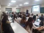 Interior de aula de conferencias con estudiantes y proyector