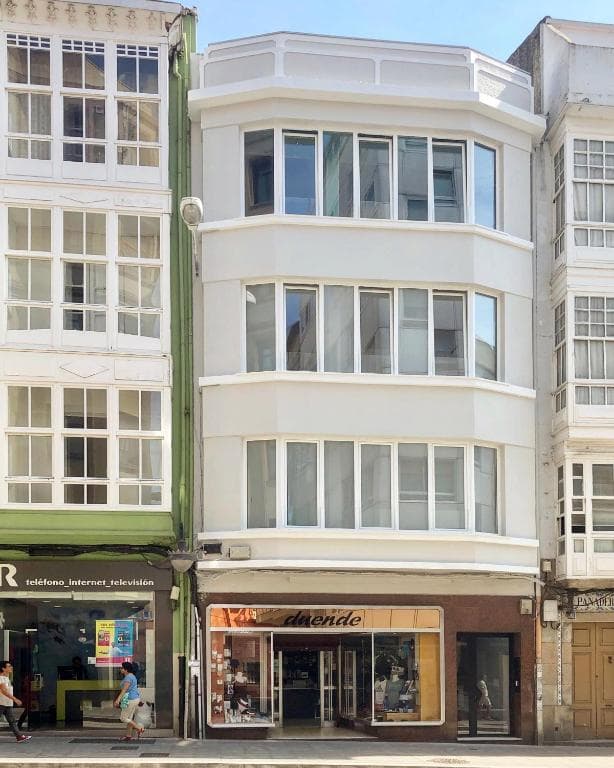Fachada de un edificio moderno en la zona de La Torre, A Coruña