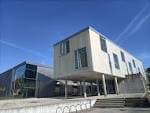 Vista exterior de la Facultade de Ciencias da Educación e do Deporte con su arquitectura moderna