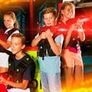 Niños jugando al laser tag en una sala de actividades