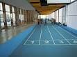 Pista de atletismo cubierta en las instalaciones deportivas de la facultad