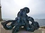 Escultura de pulpo en el Paseo de Bouzas
