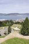 Jardines y escalinatas del Monte O Castro con la ciudad y el mar de fondo