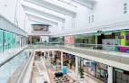 Vista interior de los pasillos y tiendas en varios niveles del centro comercial