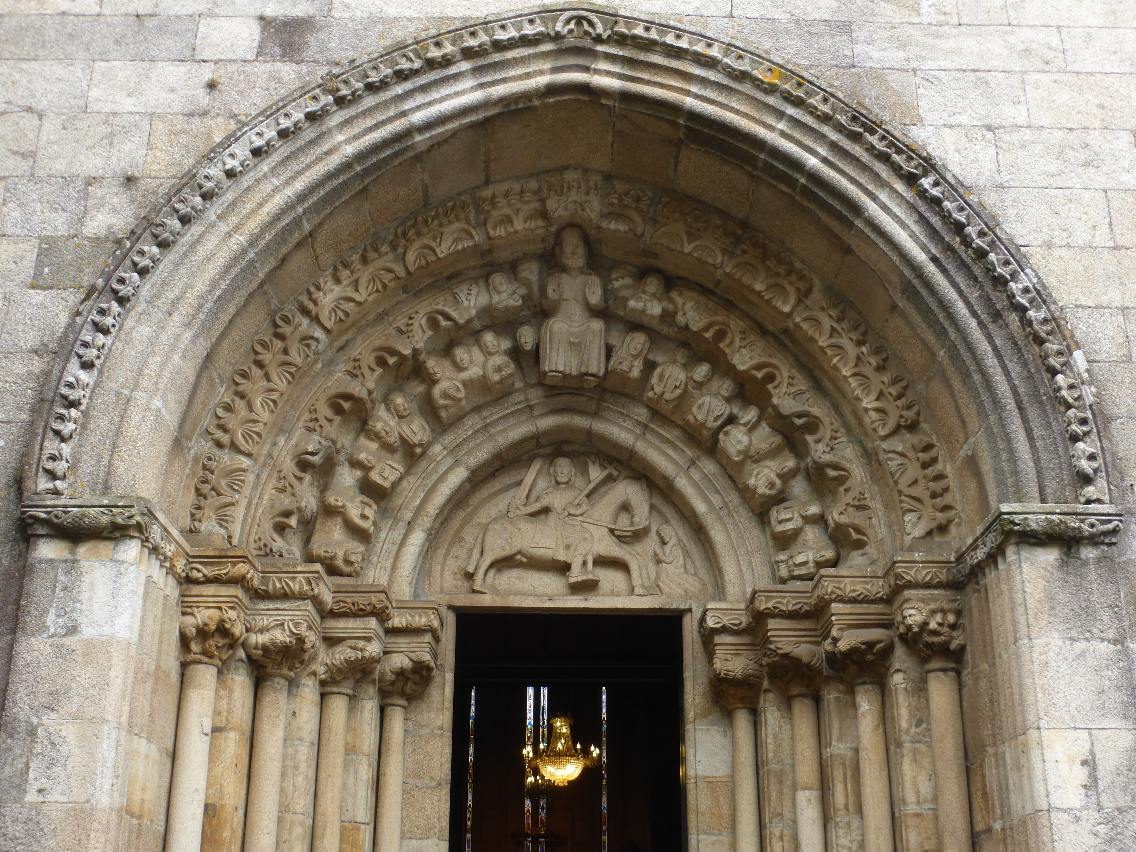 Pórtico principal de la Iglesia de Santiago con detalles escultóricos