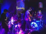 Banda en vivo actuando en el escenario de Sala Kominsky