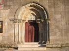 Primer plano de la entrada principal de la Iglesia de Santa María de Castrelos