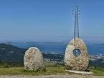 Escultura de la gaita gallega en el Mirador do Monte Cepudo con vistas a la ría de Vigo