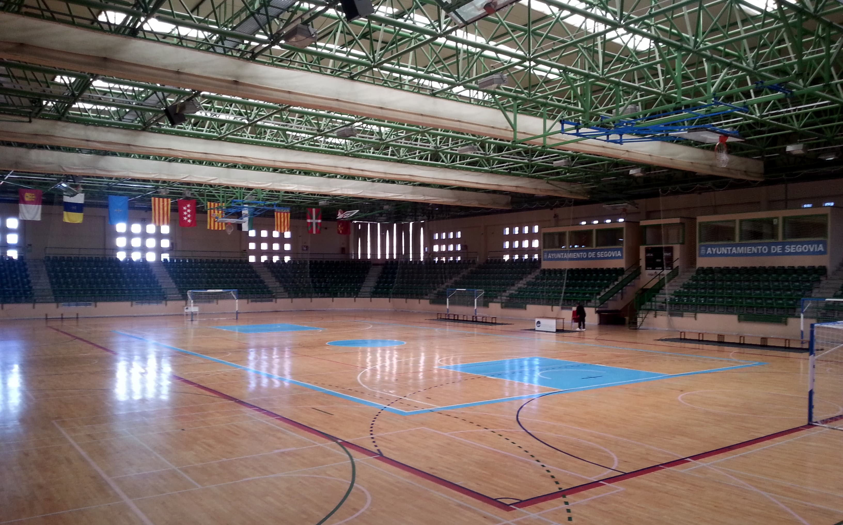 File:Interior del Pabellón Pedro Delgado (2013).jpg - Wikimedia ...