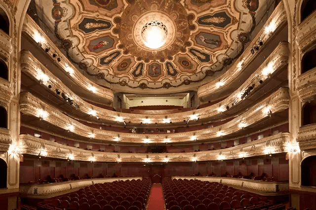 Interior del Teatro Rosalía de Castro con vista a los palcos y el techo ornamentado