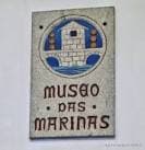 Cartel cerámico con el logo y nombre 'Museo das Mariñas'