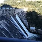 Cascada de agua liberada por las compuertas de la Presa de Os Peares