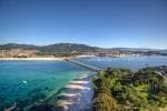 Amplia vista aérea de la Ría de Vigo, la Isla de Toralla y su puente