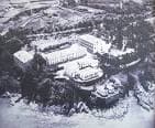 Vista aérea histórica del Sanatorio Marítimo de Oza junto a la costa