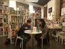 Dos personas sentadas en una mesa en el interior de la librería