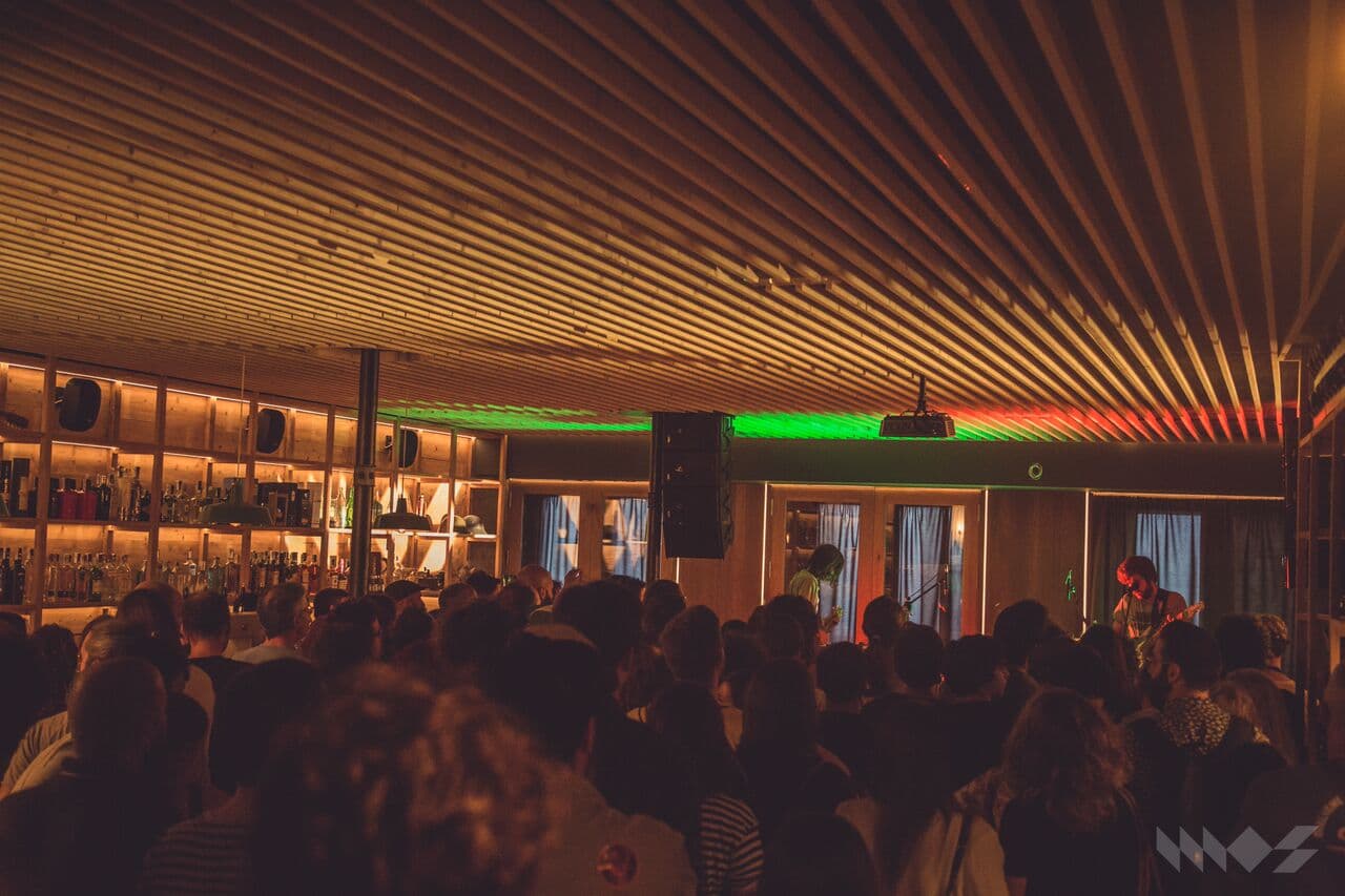 Vista panorámica del interior de la Sala Riquela Club durante un evento musical