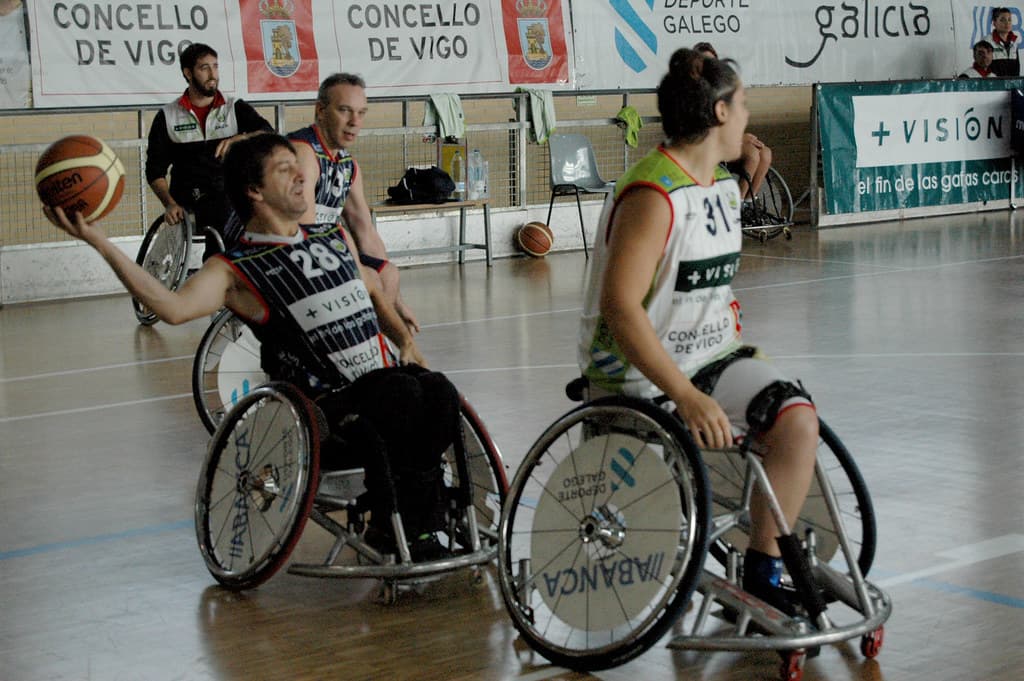 Jugadores de baloncesto en silla de ruedas en acción dentro del pabellón
