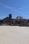 Vista de la Playa de Bouzas con la iglesia y edificios históricos al fondo
