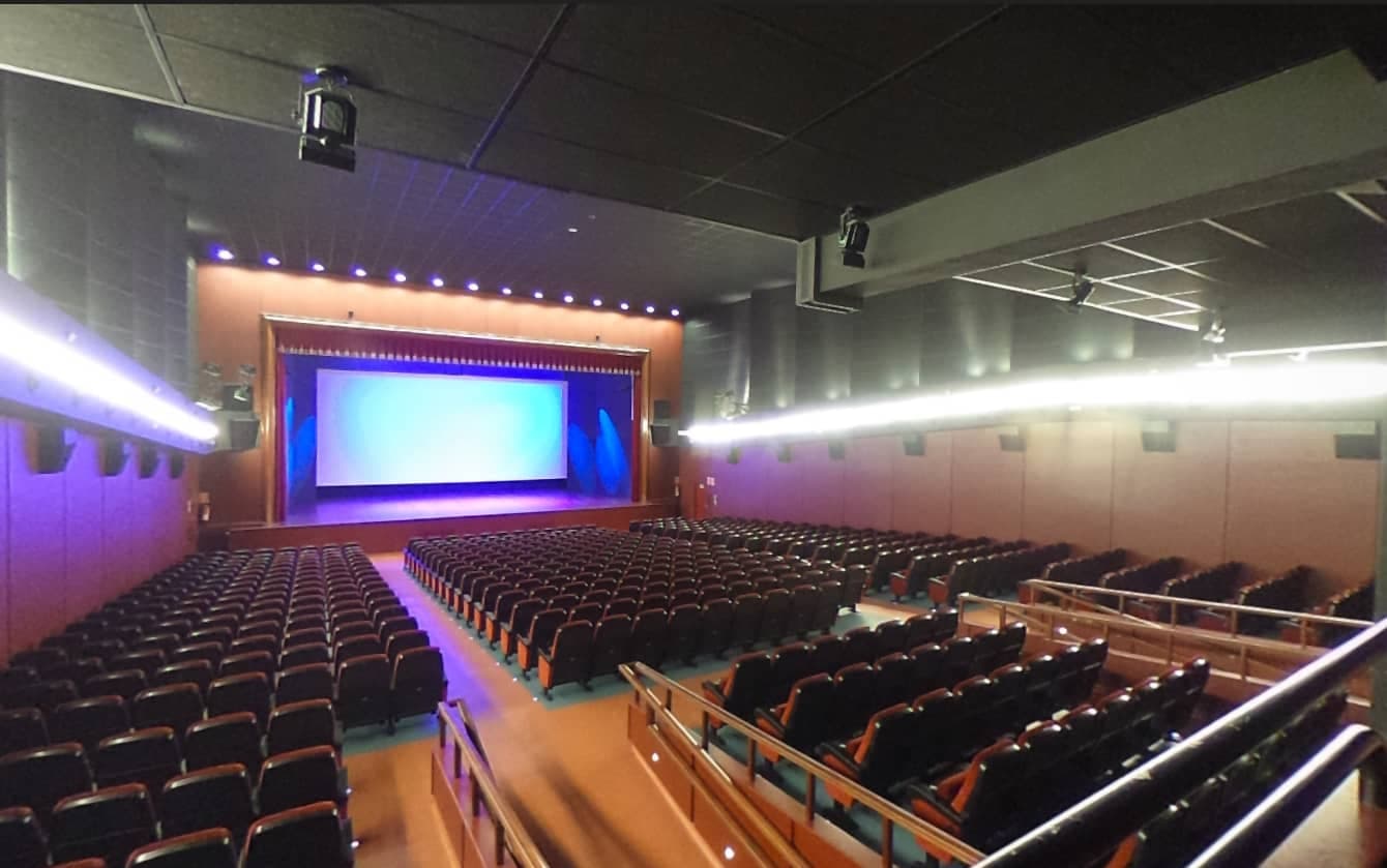 Interior del auditorio principal desde un ángulo lateral