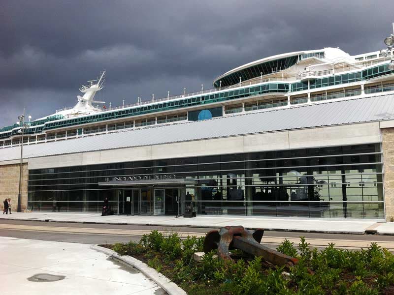 Vista exterior del Edificio Tinglado del Puerto con un crucero