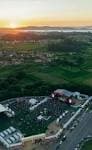 Vista aérea del recinto de eventos al atardecer con público