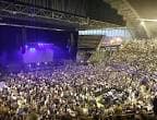 Vista panorámica del interior del Coliseum da Coruña con el público y el escenario durante un evento