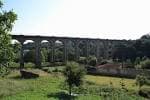 Viaducto de A Chanca en Lugo, enmarcado por la vegetación y el paisaje rural.