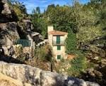 Antigua casa de piedra junto al río Almofrei