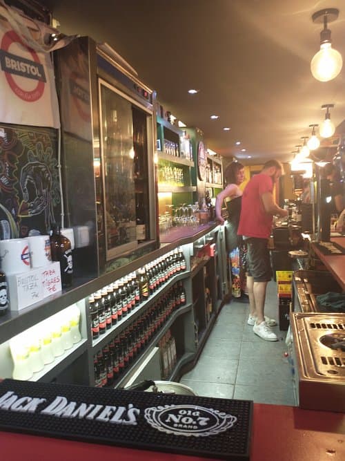 Interior del Bristol Bar con barra y zona de servicio