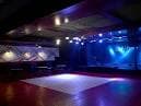 Escenario y pista de baile de la Sala Garufa Club con iluminación azul