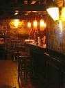 Interior del Pub Malas Pécoras con barra y ambiente iluminado