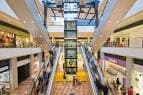 Interior del centro comercial Espacio Coruña con escaleras mecánicas y múltiples niveles
