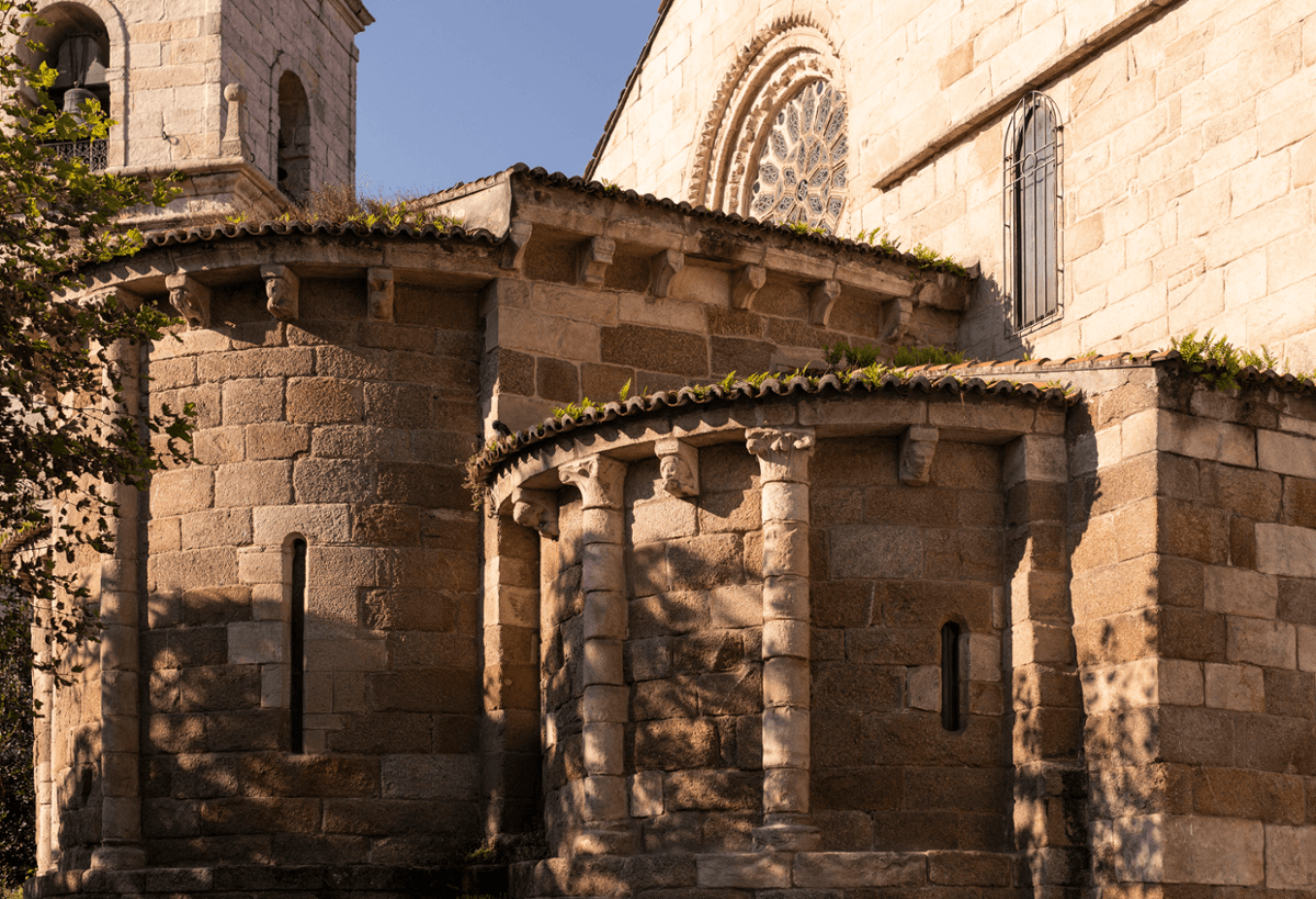 Vista lateral de la Iglesia de Santiago mostrando su ábside y detalles arquitectónicos