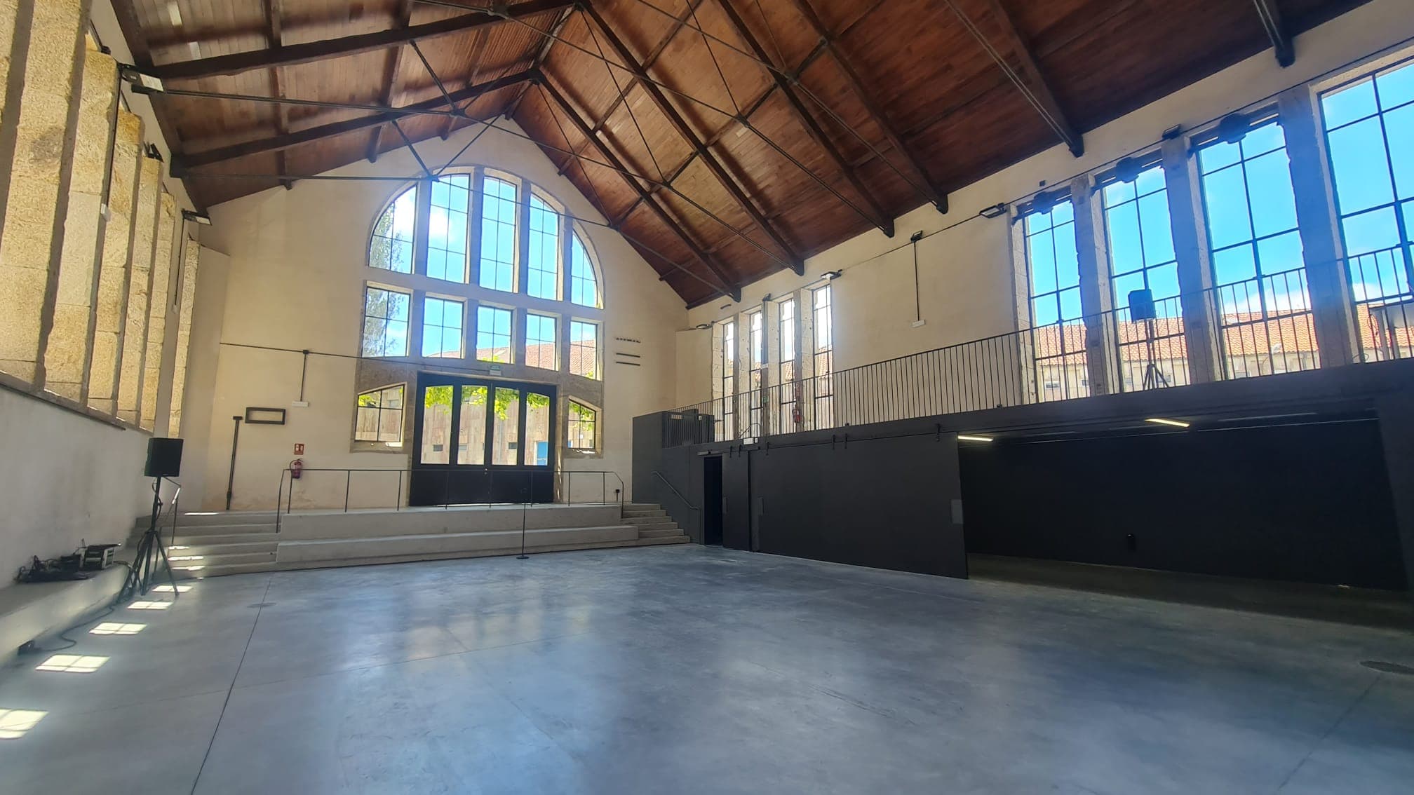 Interior de la Casa das Máquinas con techos altos y grandes ventanales