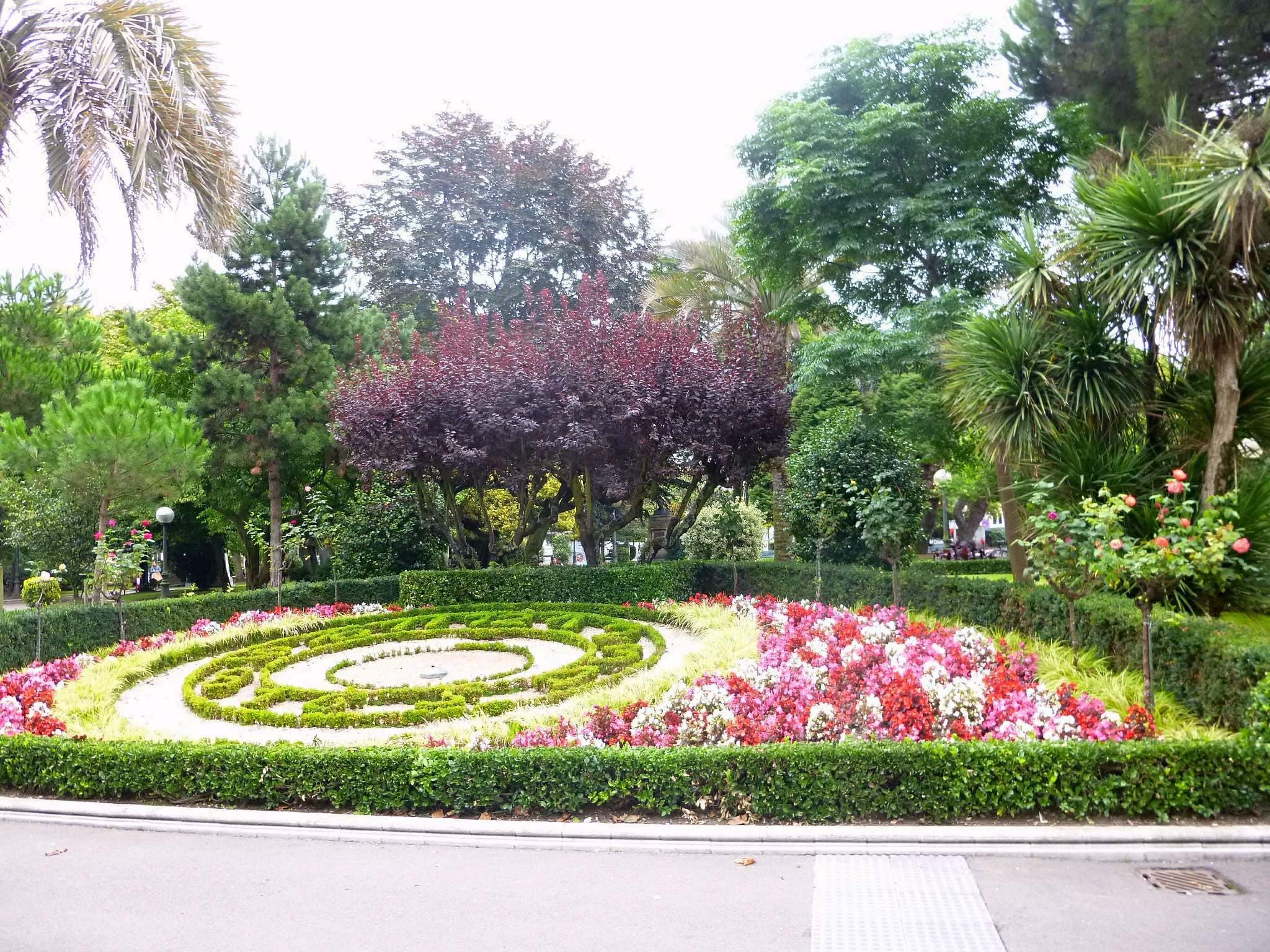 Parterre floral circular en los jardines