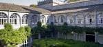 Patio interior del Pazo de San Lorenzo con arcos y jardín