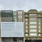 Fachada principal del Espacio Avenida de Abanca con señalización